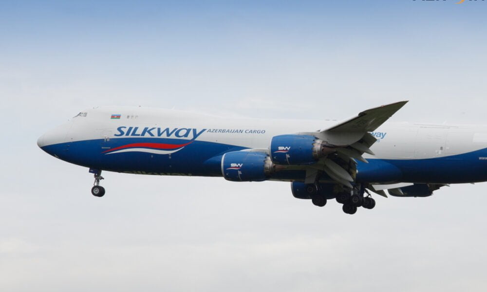 Boeing 747 trazendo veículos elétricos de competição para o Brasil