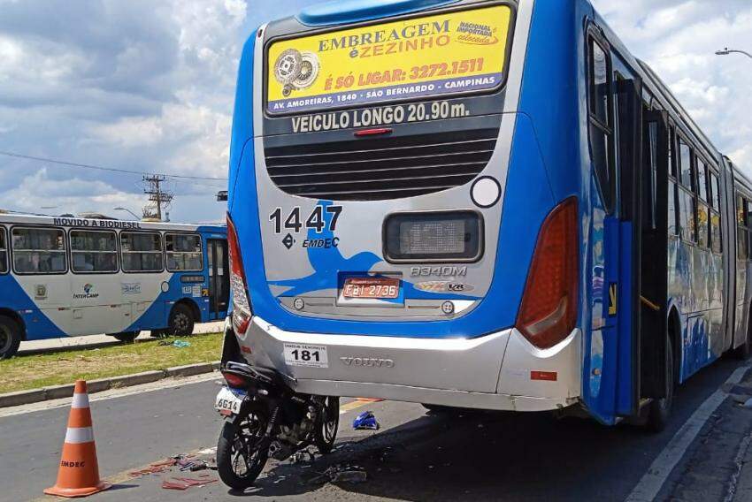 Motociclista sobrevive a colisão após moto 'se chocar' com a parte traseira de um ônibus