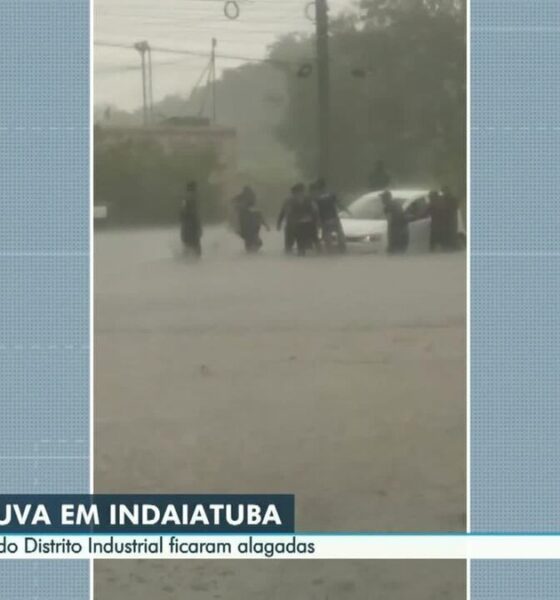 Solidariedade em Tempos de Crise - Comunidade une forças para resgatar carro engolido por vala em rua inundada em Indaiatuba