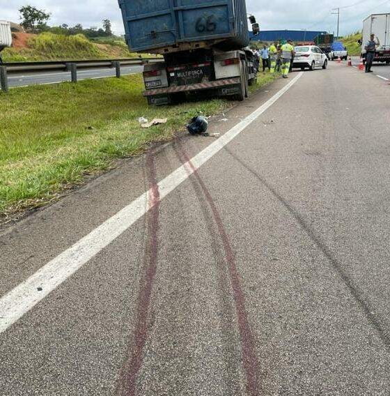Tragédia na Rodovia Santos Dumont - Casal em moto colide com carro, cai na pista e é atropelado por caminhão