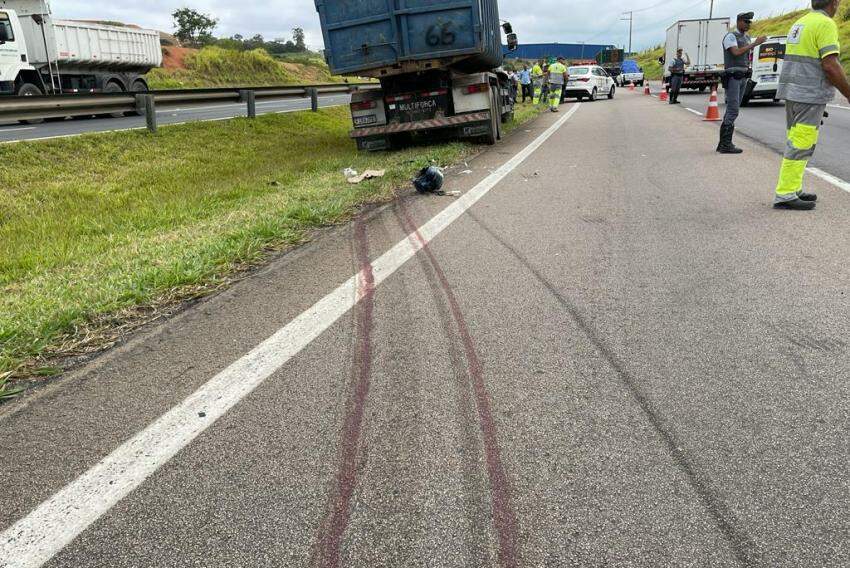 Tragédia na Rodovia Santos Dumont - Casal em moto colide com carro, cai na pista e é atropelado por caminhão
