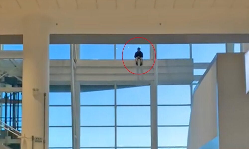 A peculiaridade no Aeroporto de Viracopos - homem escala estrutura do teto