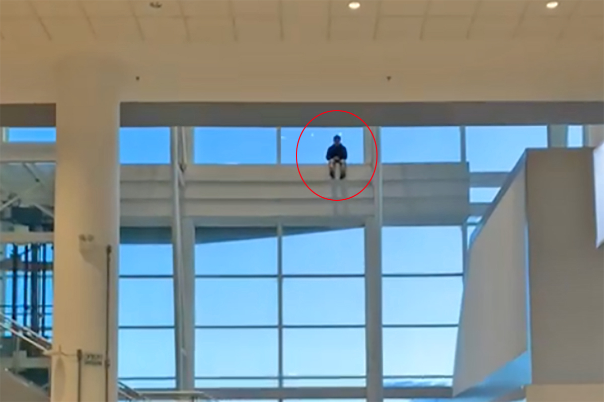 A peculiaridade no Aeroporto de Viracopos - homem escala estrutura do teto