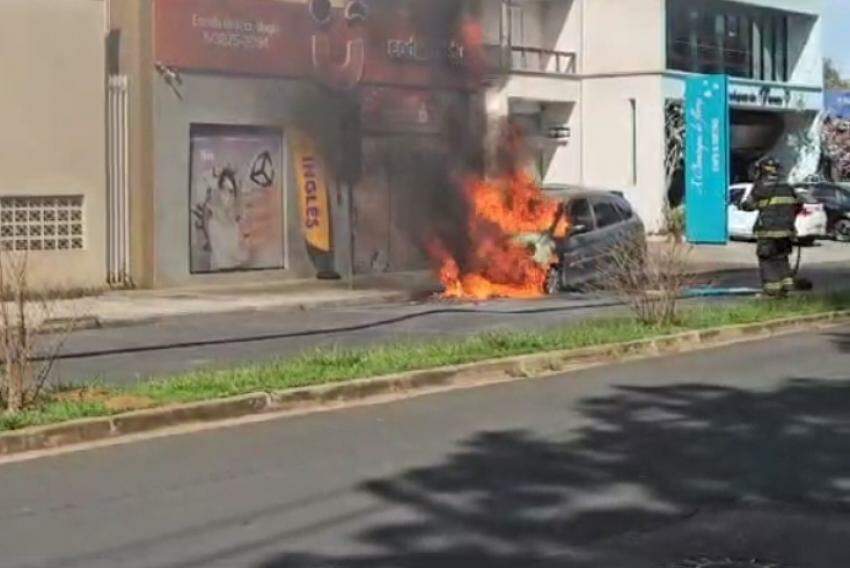 Acidente em Indaiatuba - Veículo pega fogo após colisão