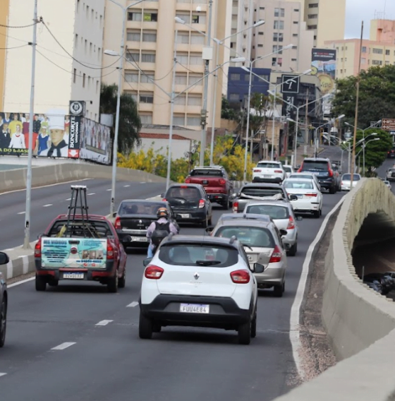 Acidente na Rodovia Bandeirantes - Homem é Ejetado de Veículo Capotado