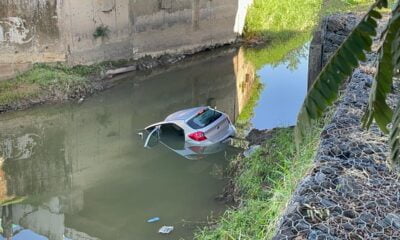 Carro transportando mãe e dois filhos cai em riacho em Indaiatuba