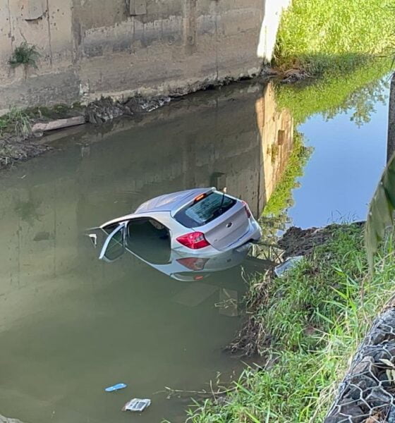 Carro transportando mãe e dois filhos cai em riacho em Indaiatuba