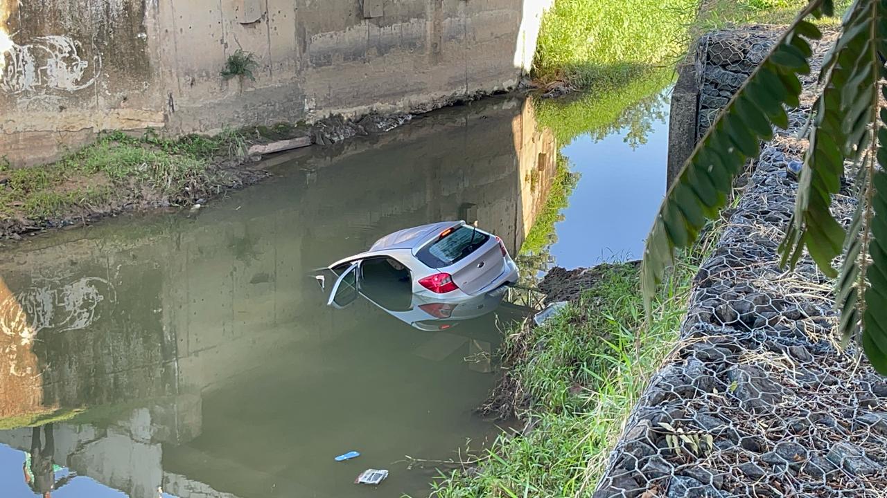 Carro transportando mãe e dois filhos cai em riacho em Indaiatuba