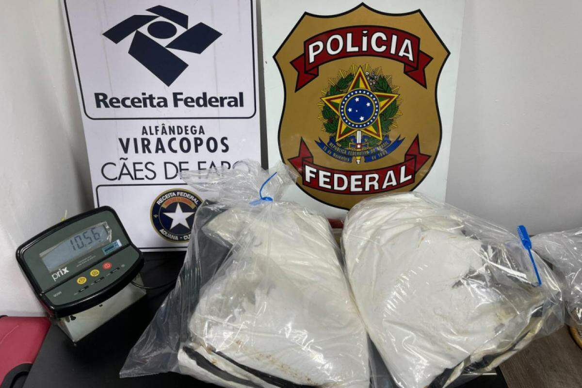 PF prende dupla tentando embarcar para França com 5,4 kg de cocaína