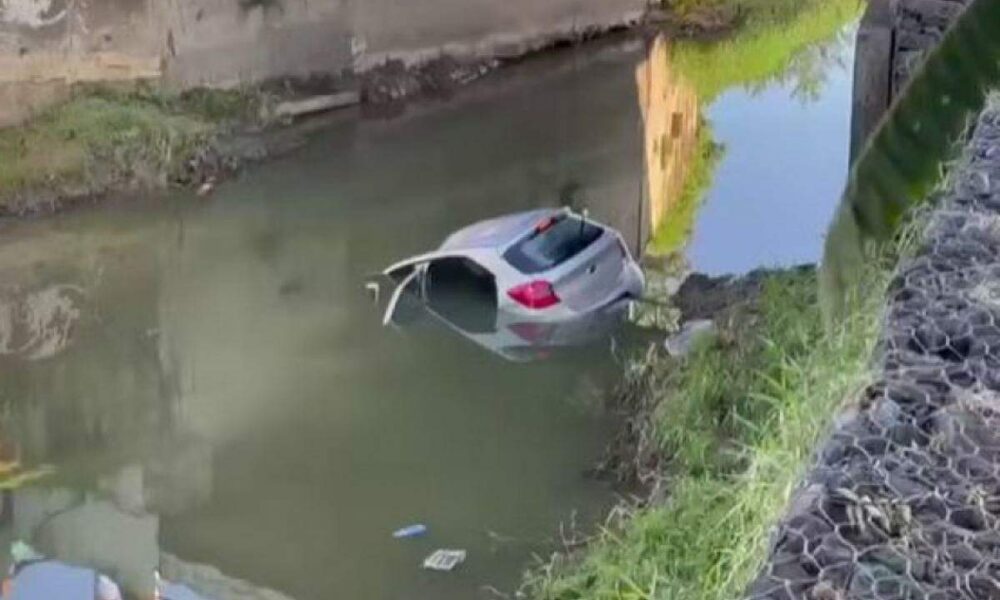 Veículo com mãe e filhos cai em riacho e moradores auxiliam no salvamento em Indaiatuba