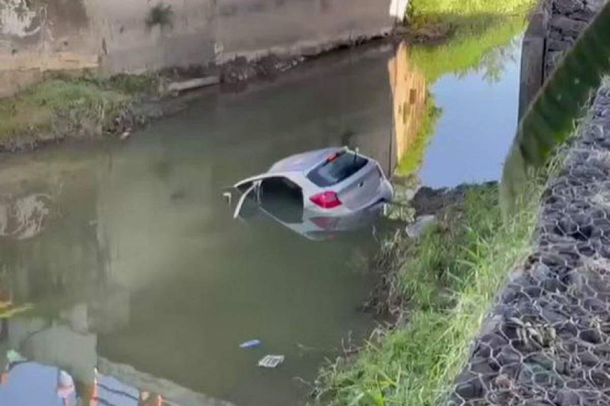 Veículo com mãe e filhos cai em riacho e moradores auxiliam no salvamento em Indaiatuba