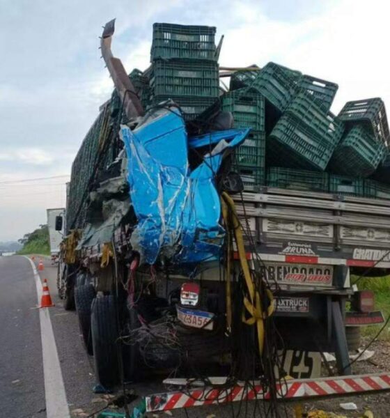 Acidente Complica Trânsito em Jaguariúna - Caminhões Colidem e Derramam Carga de Mangas