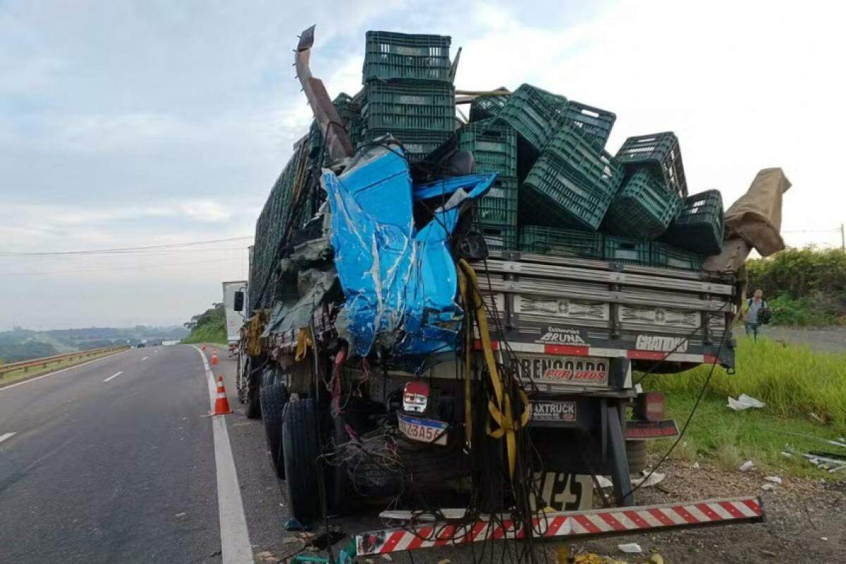 Acidente Complica Trânsito em Jaguariúna - Caminhões Colidem e Derramam Carga de Mangas