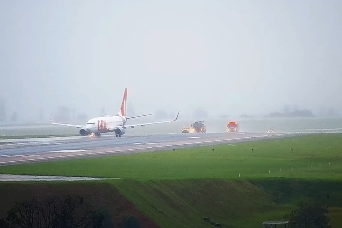 Boeing 737 decola de Guarulhos, enfrenta falha nos comandos, é redirecionado e aterrissa com equipe de resgate à espera