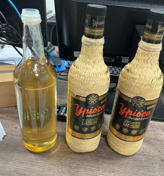 Passageiro é detido com cocaína dissolvida em garrafas de cachaça no Aeroporto de Viracopos