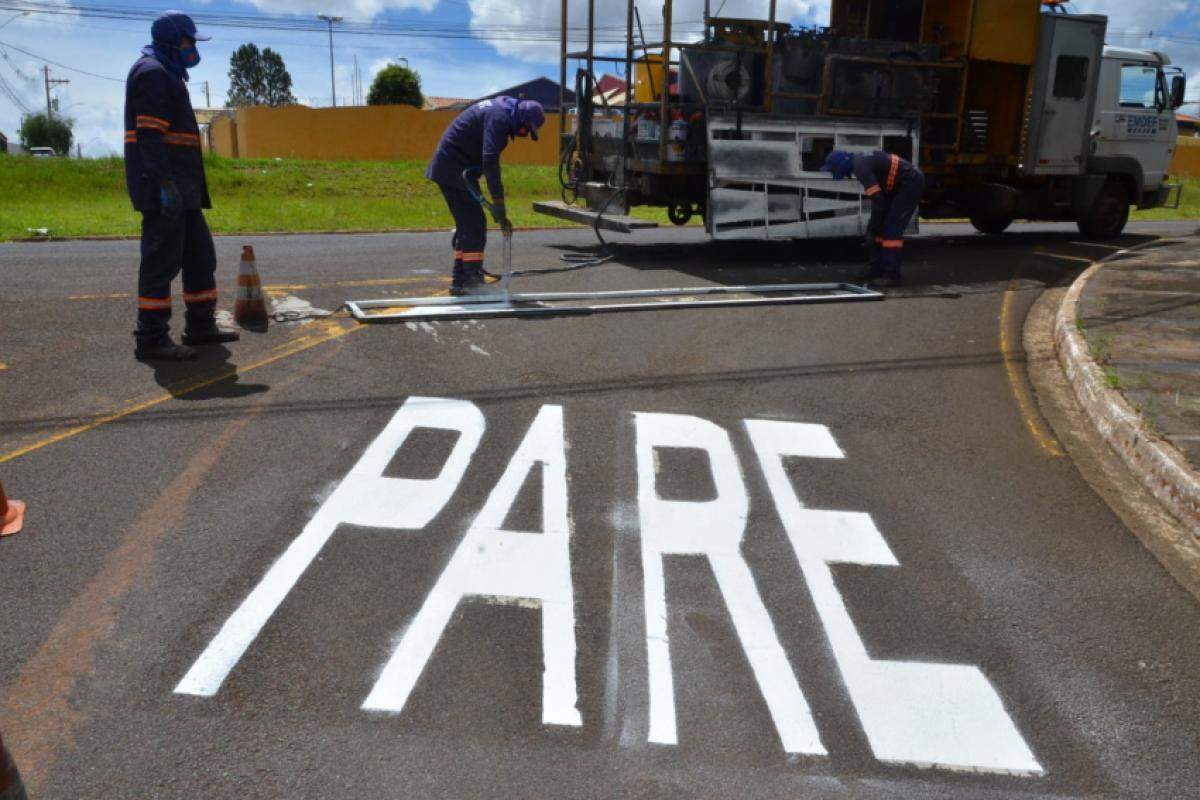 Prefeitura intensifica sinalização e implementa placas de trânsito nos bairros de Franca