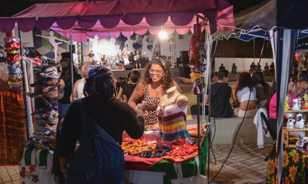 15ª Feira Noturna atrai multidão com expositores e espetáculo musical na Praça XV