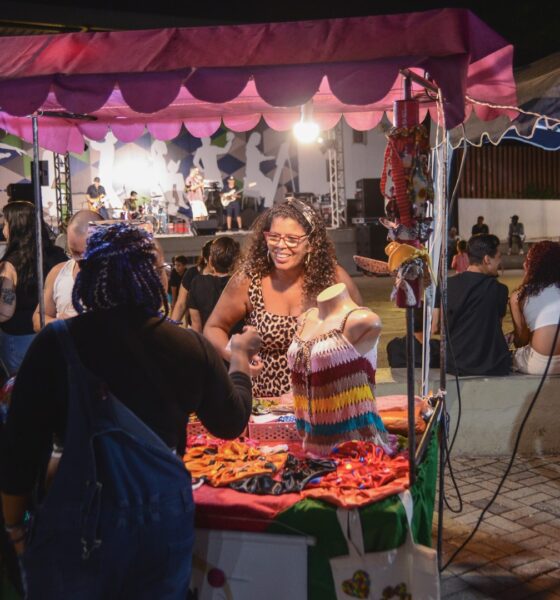 15ª Feira Noturna atrai multidão com expositores e espetáculo musical na Praça XV