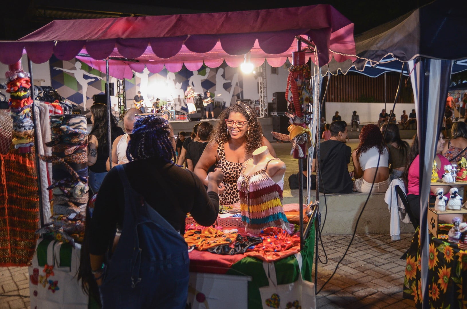 15ª Feira Noturna atrai multidão com expositores e espetáculo musical na Praça XV