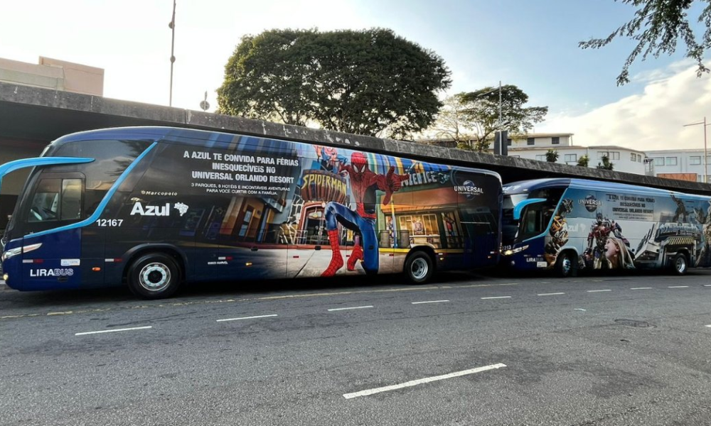 Azul lança ônibus temáticos em parceria com a Universal Studios