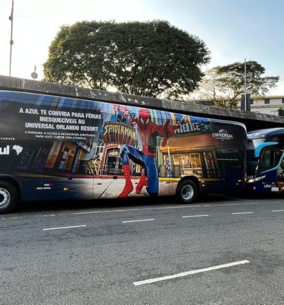 Azul lança ônibus temáticos em parceria com a Universal Studios