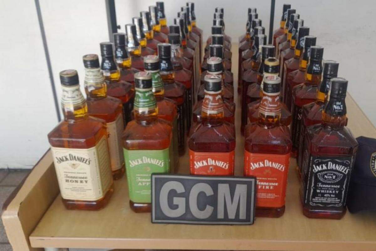 GCM de Paulínia apreende homem com mais de 40 garrafas de whisky falsificado