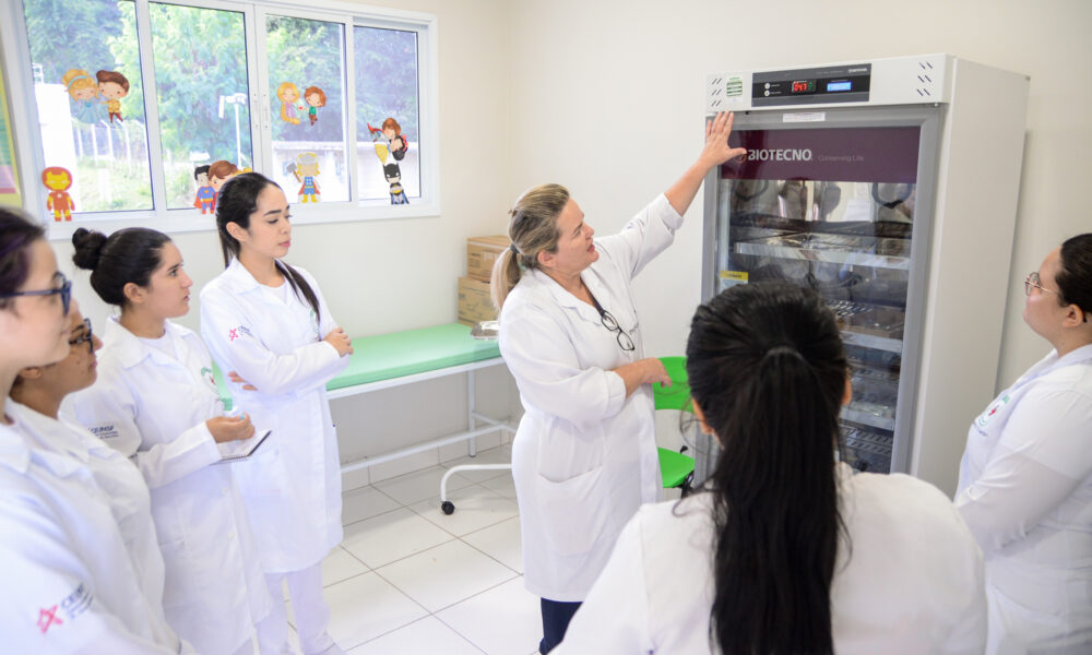 Saúde fortalece equipe de clínica através de parceria com a universidade