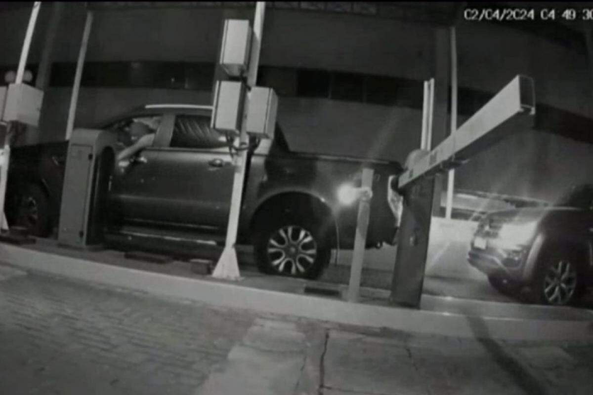 Veículo de Segurança - Três caminhonetes roubadas no estacionamento de Viracopos