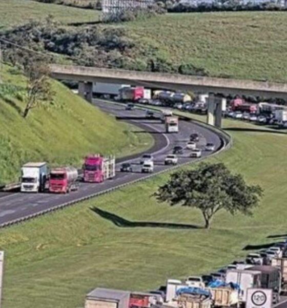 Acidente com Carreta Causa Transtornos na Rodovia dos Bandeirantes