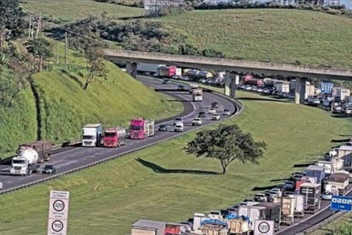 Acidente com Carreta Causa Transtornos na Rodovia dos Bandeirantes