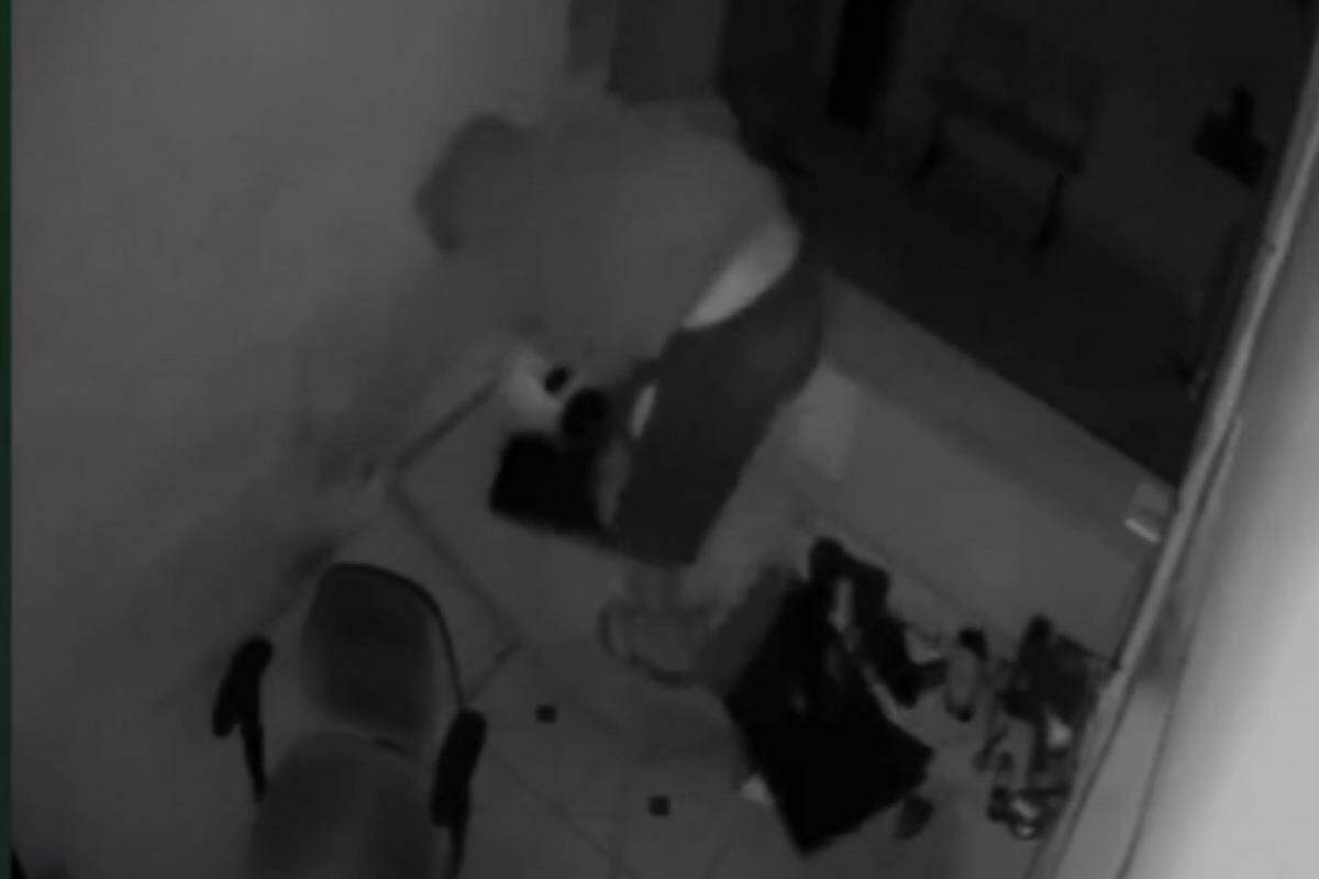 Criminoso Destemido - Cenas de Vandalismo e Roubo Assustam Loja em Campinas