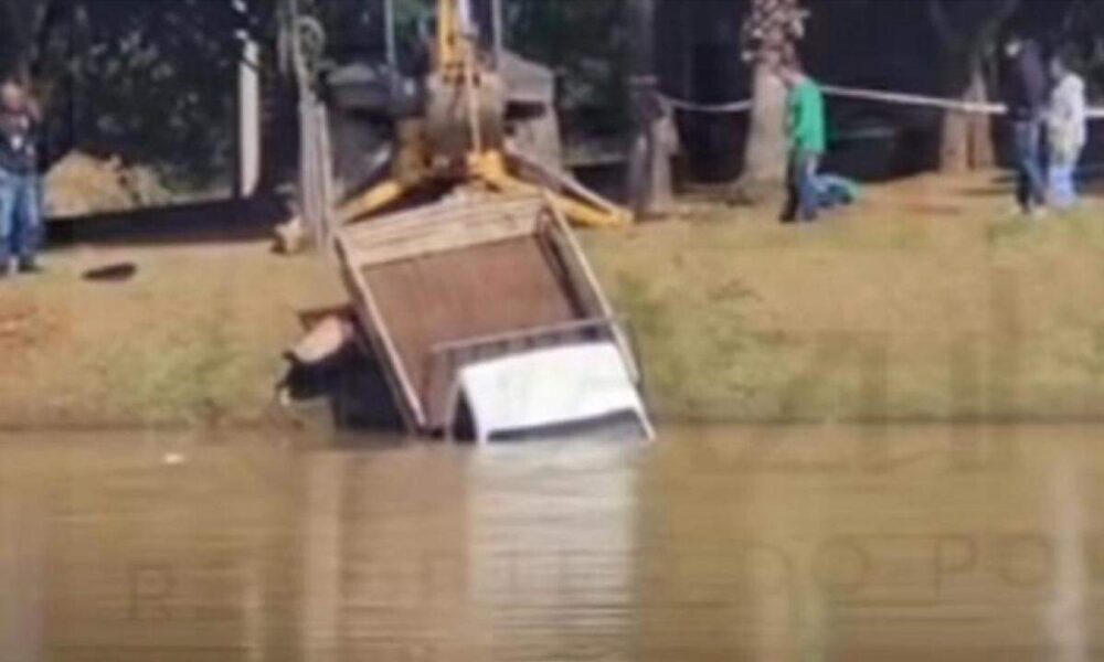 Um Incidente Aquático Insólito - Caminhão Afunda em Lago de Parque Campineiro