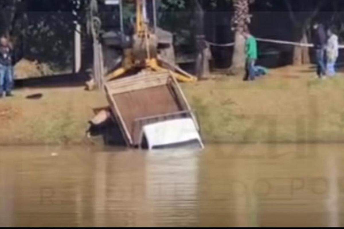 Um Incidente Aquático Insólito - Caminhão Afunda em Lago de Parque Campineiro