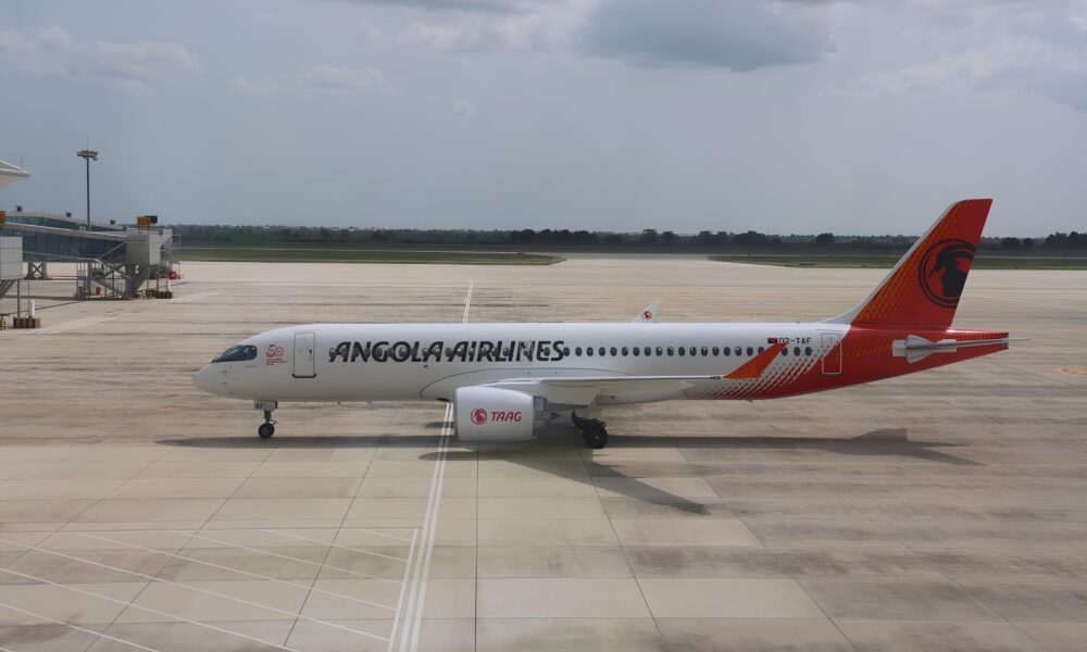 Como o Airbus A220 300 Est Redefinindo o Futuro da Avia o Angolana
