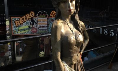 Est tuas de Famosos Pelo Mundo Uma Jornada Entre Arte Cultura e Gosto Duvidoso