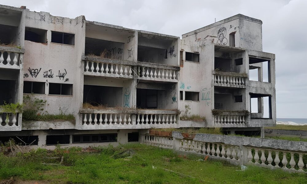 O Fim de uma Era Como o Abandono do Hotel Acapulco em Cabo Frio Virou um Caso de Pol cia Turismo e Mem ria