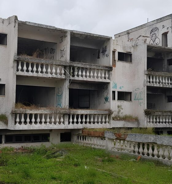 O Fim de uma Era: Como o Abandono do Hotel Acapulco em Cabo Frio Virou um Caso de Polícia, Turismo e Memória 16 O Fim de uma Era Como o Abandono do Hotel Acapulco em Cabo Frio Virou um Caso de Pol cia Turismo e Mem ria