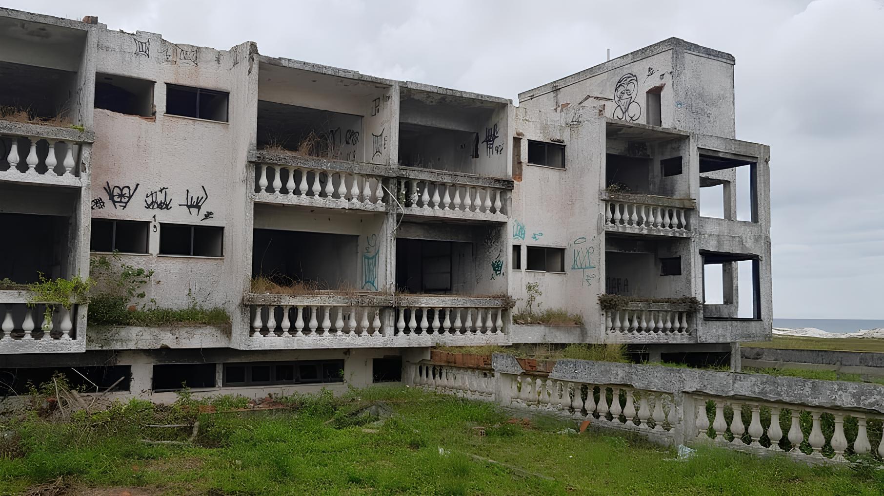 O Fim de uma Era: Como o Abandono do Hotel Acapulco em Cabo Frio Virou um Caso de Polícia, Turismo e Memória 15 O Fim de uma Era Como o Abandono do Hotel Acapulco em Cabo Frio Virou um Caso de Pol cia Turismo e Mem ria