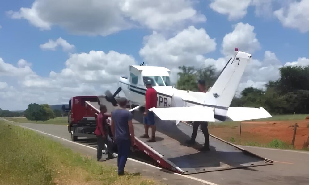 Quando os C us se Encontram com a Terra O Dia em que um Avi o Tocou o Solo da BR 135 na Bahia