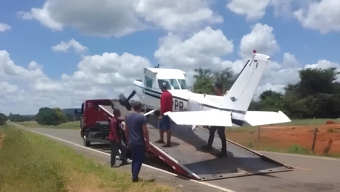 Quando os Céus se Encontram com a Terra: O Dia em que um Avião Tocou o Solo da BR-135 na Bahia 18 Quando os C us se Encontram com a Terra O Dia em que um Avi o Tocou o Solo da BR 135 na Bahia