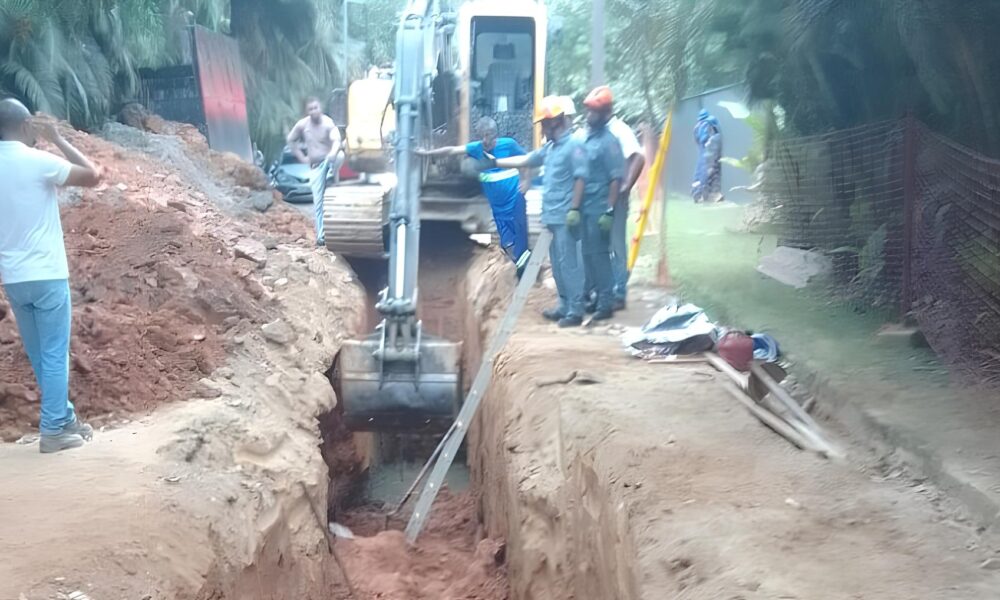 Trag dia em Ubatuba Dois Trabalhadores Morrem Soterrados em Desabamento Durante Obra de Instala o de Tubula o