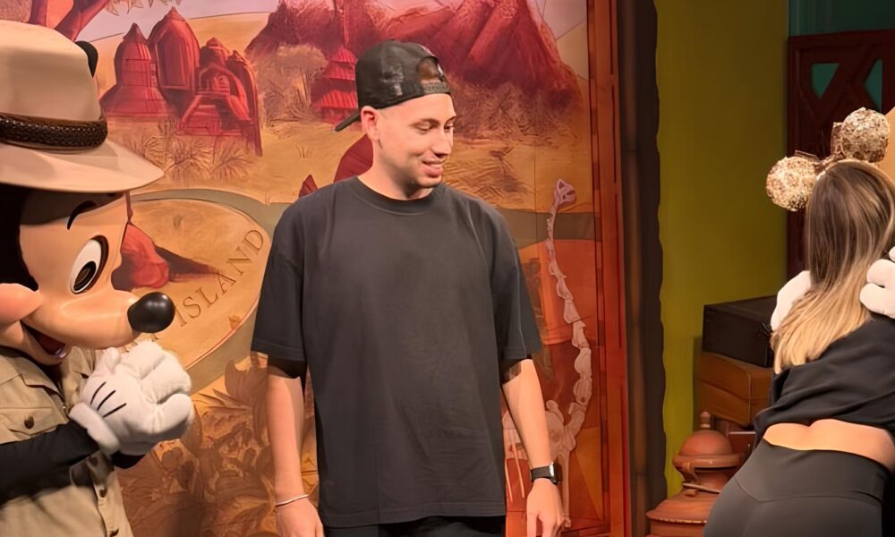 Mickey Flagrado em Momento Inusitado A Espiadinha na Brasileira Que Viralizou e Encantou a Internet