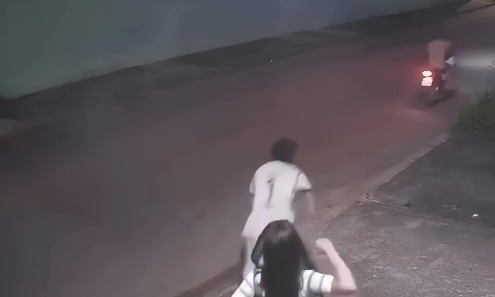 Quando a F Encontra a Coragem Como uma Jovem com uma B blia na M o Desafiou o Medo e Viralizou nas Redes Sociais