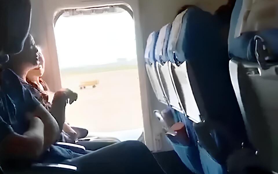 Quando o C u Fica Turbulento O Dia em que um Passageiro Tentou Abrir a Porta de Emerg ncia em Pleno Voo e o Que Isso Revela Sobre Nossa Sociedade