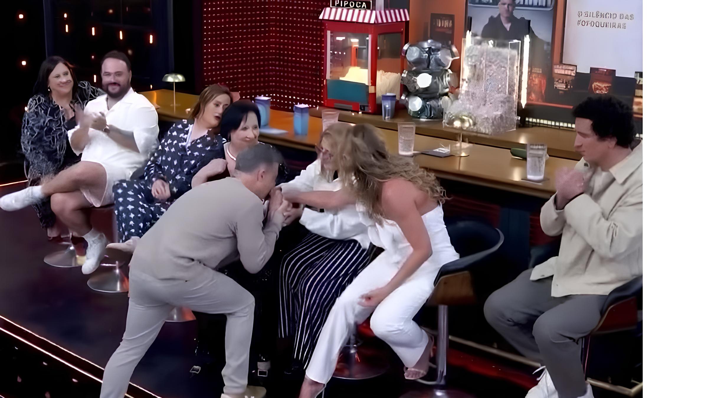 Como Luciano Huck Poderia Ter Evitado o Climão Entre Lívia Andrade e Dona Déa: Um Caso de Comunicação Falha no Domingão 15 Como Luciano Huck Poderia Ter Evitado o Clim o Entre L via Andrade e Dona D a Um Caso de Comunica o Falha no Doming o