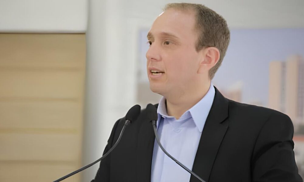 O Caso do Prefeito TikToker Justi a Pol tica e o Enigma das Lousas Digitais