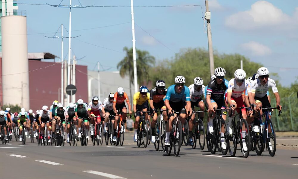 Pedalando Rumo Gl ria K cio Freitas e Ana Paula Polegatch Dominam na Prova Cicl stica 1 de Maio