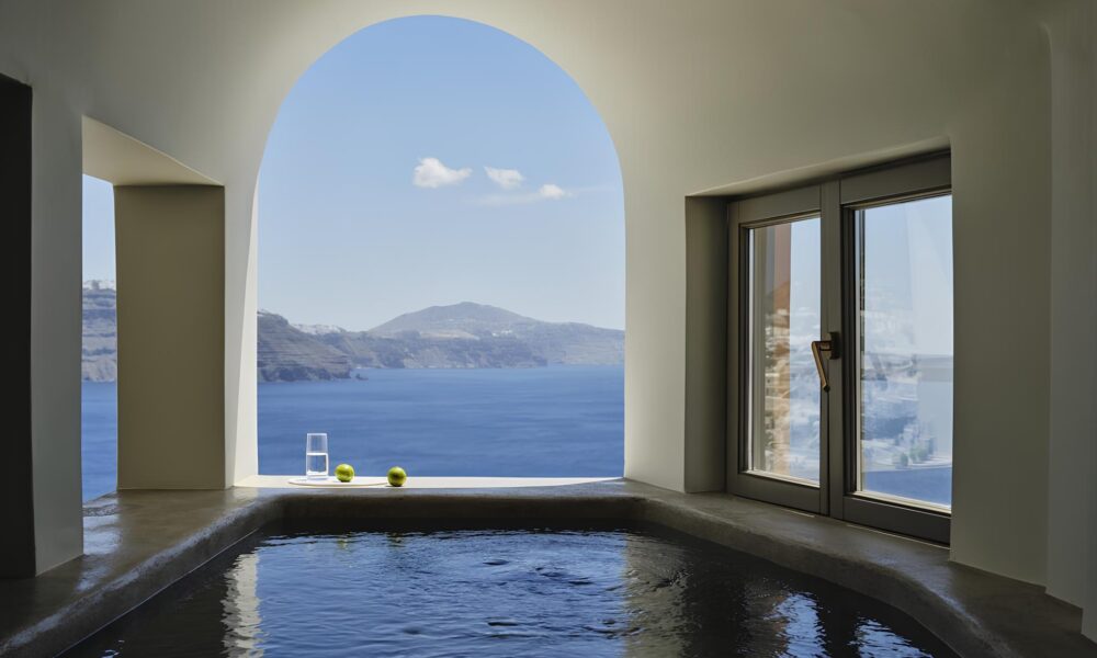 Luxo Redefinido Como o Andronis Luxury Suites se Tornou o Cora o da Elite Global em Santorini