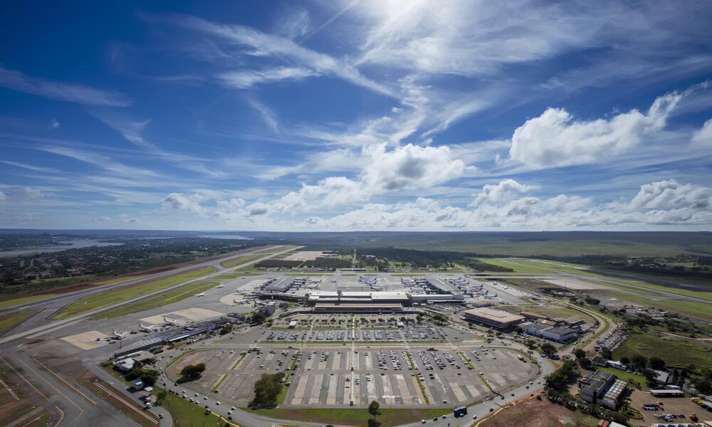 O Aeroporto de Bras lia Um O sis no C u ou Uma Exce o Solit ria