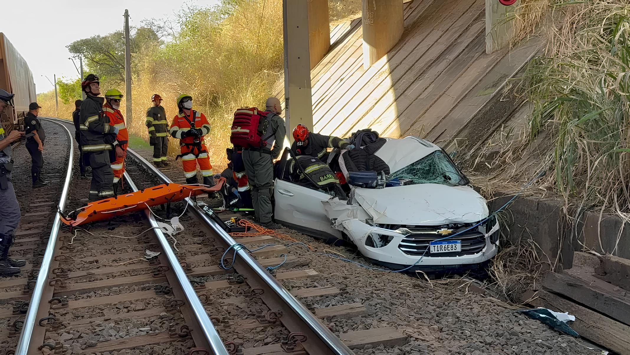 Quando o Asfalto Engole um Carro: O Dia em que Indaiatuba Assistiu a um Capotamento Sob o Viaduto 8 Quando o Asfalto Engole um Carro O Dia em que Indaiatuba Assistiu a um Capotamento Sob o Viaduto